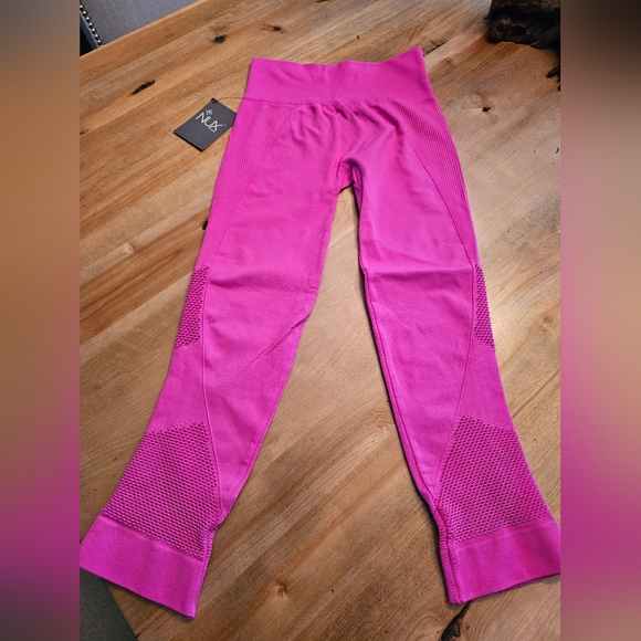 Nux Pink Seamless Leggings - Small - NWT - Picture 2 of 5